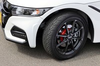 ステルスブラックに塗られた「S660モデューロX バージョンZ」専用ホイール。ホイールそのものの剛性の高さよりも、ホイールがしなることで得られる接地面圧の高さを重視し開発されている。