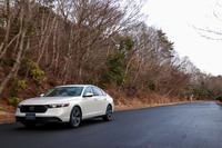 アダプティブダンパーはこれまでのヨーレートと前後G、横Gに、上下Gとロールレート、ピッチレートを加えた6軸のセンサーでコントロール。乗り心地の向上を図っている。