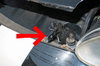 フロントカウルを開けるための、エンジンルーム内のリリースレバー。どうでもいいけど、郷ひろみの『GOLDFINGER '99』って、20年も前の曲だったのね。時の流れの速さに動揺を隠せない……。