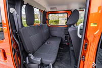 後席ドアはスライド式。後席は背もたれがほとんど垂直のまま、1mmもリクライニングしない。すぐ後ろに荷台があるんだから当たり前だ。