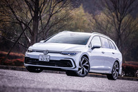 2リッター直4のクリーンディーゼルエンジンを搭載するフォルクスワーゲンのステーションワゴン「ゴルフヴァリアントTDI」。ガソリンエンジン搭載車の導入から約1年3カ月遅れて、2022年10月に追加設定された。