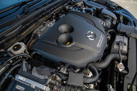 2.2リッターディーゼルエンジンには「CX-8」から導入を進めている改良型のユニットを採用。急速多段燃焼の実現により最高出力と最大トルクを向上させるとともに、人間の感覚に合ったエンジンフィールもかなえている。