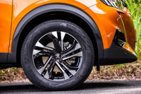 「GT」グレードには17インチサイズの「SALAMANCA」アルミホイールが標準で装備される。タイヤは215/60R17サイズの「コンチネンタル・エココンタクト6 Q」を組み合わせていた。