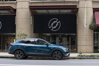 「R.S.ライン マイルドハイブリッド」のボディーサイズは、先に登場した「E-TECHハイブリッド」と共通。なだらかに傾斜したクーペスタイルのフォルムがエクステリア上の特徴となる。