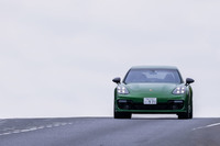 「パナメーラGTSスポーツツーリスモ」の動力性能は、0-100km/h加速タイムが4.1秒、0-200km/h加速タイムが15.6秒、トップスピードが289km/hと発表されている。