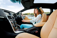 稲沢さんのセレクトにより、アンバーカラーのレザーシートを装備する。