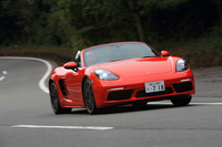 動力性能は0-100km/h加速が4.4秒(ローンチコントロール作動時は4.2秒)で、最高速は285km/h。