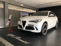 「2階もご覧ください!」というアレッシオさんの勧めに従って上がっていくと、「クアドリフォリオ」が別格扱いで展示されていた。