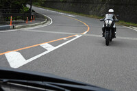 先導車(ミニバン)の3列目シートより、追走する試作車を見る。「コンフォート」モードでは先導車に近づくにつれ、車間距離を維持しようという制御が強く働くようになり、やがてアクセルを操作しても距離が縮まらなくなった。