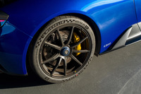 20インチのシングルナット式鍛造ホイールも「GT2」ゆずりのアイテム。ホイールのカラーはマットブラックのみで、ブレーキキャリパーについてはレッドやイエローなど全7色から選べる。