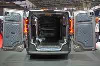 「PV5カーゴ」には、左右に大きく開くリアゲートが備わる。荷室容量は4420リッターで、ビジネスに合わせたカスタマイズが行えるようになっている。