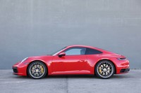 ボディー前後の樹脂部分を除き、外板パネルにはすべてアルミを採用している。