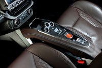 「アルピーヌA110」のトランスミッションはツインクラッチ式の7段ATのみ。フローティング式のセンターコンソールには、シフトセレクターのほか、エンジンの始動ボタンや窓の開閉スイッチがレイアウトされる。