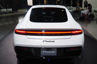 新型「プレリュード」のリアビュー。左右のLED式リアコンビランプを一文字のラインでつなげたデザインが、スポーティーでワイドなスタンスを強調する。空を飛ぶグライダーがエクステリアデザインのモチーフとなったと説明される。