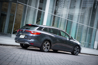 「スポーツツアラー」の全長は4635mm、ホイールベースは2710mmと、前者は240mm、後者は40mm、ハッチバック車より拡大している。