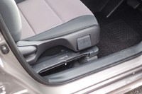 操作は、シートを所定の位置にスライドさせてから座面の側面前方にあるレバーを引くだけ。従来の福祉車両に用意されていた「回転シート」はターンとチルトが別操作になっており、チルトのレバーが(着座者が操作しにくい)肩位置にある点がデメリットとされていた。