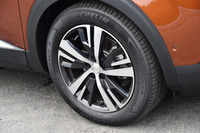 「3008」のタイヤサイズは全グレード共通で225/55R18。今回の試乗車には「ミシュラン・プライマシー3」が装着されていた。