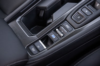 スイッチ式シフトセレクターの後方に、ドライブモードスイッチを配置。走行モードは「SPORT」「NORMAL」「COMFORT」「ECON」と、オリジナルの設定をつくれる「INDIVIDUAL」の5種類から選べる。