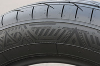 「プロクセスLuKII」のサイドウォール。「水面の輝きの反射をモチーフとした繊細でコントラストのある立体突起デザイン」と紹介される。