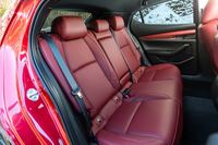 包まれ感の強いリアシート。背もたれは6:4の分割可倒式で、中央部には2つのカップホルダーを持つアームレストが備わる。