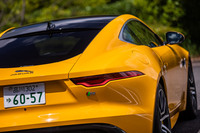 今回の試乗車はシリーズのフラッグシップモデル「FタイプR クーペ」で、車両本体価格は1590万円。ジャガーは2025年からピュアEVブランドへと生まれ変わることをすでに宣言しており、純エンジン搭載車の生産終了まで残された時間はわずかとなる。