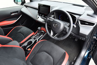 スポーティーグレードのインテリア。ツートンカラーのスポーツシートが目を引く。