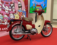 「スーパーカブ50ハローキティ」の価格は33万円。ベース車に対しては8万2500円高となっている。