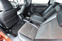 後席側から見た「ジェイド」5人乗り仕様の室内。「RS」グレードの場合、ステッチをはじめとするさまざまな部分にオレンジのアクセントが添えられる。