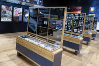 古今東西の自動車切手の展示。学芸員いわく「これほどの規模での自動車切手の展示は、世界的にも珍しいのでは」とのこと。