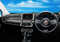 「フィアット500X」に「ツインサンルーフ」を装備した限定車の画像