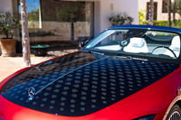 オブシディアンブラックで塗り分けられた、クロームフィン付きのボンネット。オプションでグラファイトグレーのマイバッハパターンが施される。