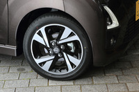 今回の試乗車には標準装備される15インチホイールに、前後165/55R15サイズの「ダンロップ・エナセーブEC300+」タイヤが装着されていた。