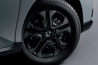 クロスター専用デザインの15インチアルミホイールはブラックで仕上げられた。