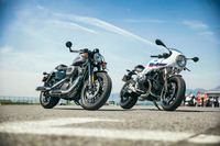 「ハーレーダビッドソン・ロードスター カフェカスタム・コアパッケージ」(左)と「BMW R nineTレーサー」(右)。