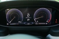 メーターパネルは液晶表示。グラフィックは走行モードに連動して切り替わる。