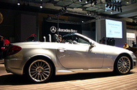 SLK55AMGの0-100km/h加速は、たったの4.9秒。最高速度はリミッターにより250km/hに制限される。