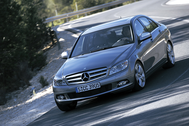 スペイン・ヴァレンシアのワインディングロードをゆくC320CDIアバンギャルド(標準の可変ダンパー装着車)。レスポンスの正確なステアリングのおかげで、こういうシチュエーションでも気持ちよく楽しめるようになった。