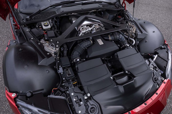 「ヴァンテージ」のフロントミドに搭載されるのは、メルセデスAMGが製造する4リッターのV8ツインターボエンジン。最高出力510ps、最大トルク685Nmを発生する。