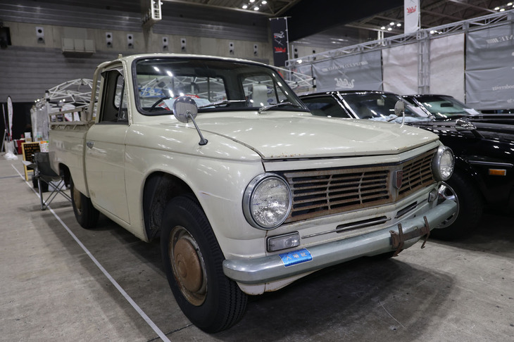 今回の出展車両中、特別展示車両の「オートサンダル」などを除いて個人的にもっともレアだと思ったのが、この「日野ブリスカ1300」。ブリスカは「コンテッサ900」のエンジンを流用した750kg積みの小型ボンネットトラックとして1961年に誕生、1965年にフルモデルチェンジして「コンテッサ1300」のエンジンを載せた1t積みとなった。それがこの展示車両である。1967年、2度目のマイナーチェンジの際に業務提携先のトヨタに販売権を移管して「トヨタ・ブリスカ」に改称。「ダットサン・トラック」に正面から対抗する持ち駒がなかったトヨタのラインナップを補完し、翌1968年に初代「トヨタ・ハイラックス」が登場するまでのつなぎ役を果たした。
