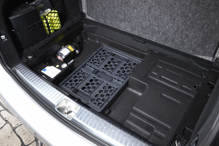 荷室のフロア下には、折りたたみ式の収納かごや、パンク修理ツールがおさまる。