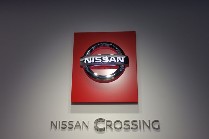 ニッサン クロッシングの入り口には巨大な日産ロゴが待ち構える。