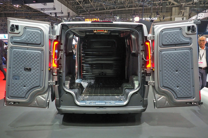 「PV5カーゴ」には、左右に大きく開くリアゲートが備わる。荷室容量は4420リッターで、ビジネスに合わせたカスタマイズが行えるようになっている。