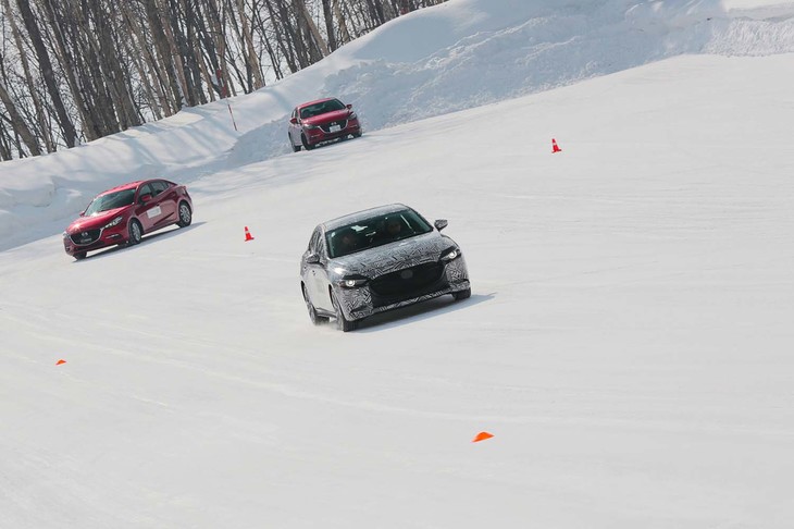 「G-ベクタリングコントロール プラス(GVCプラス)」によるビークルダイナミクスの検証は、直線路(写真)や長距離周回路などさまざまなコースで行われた。