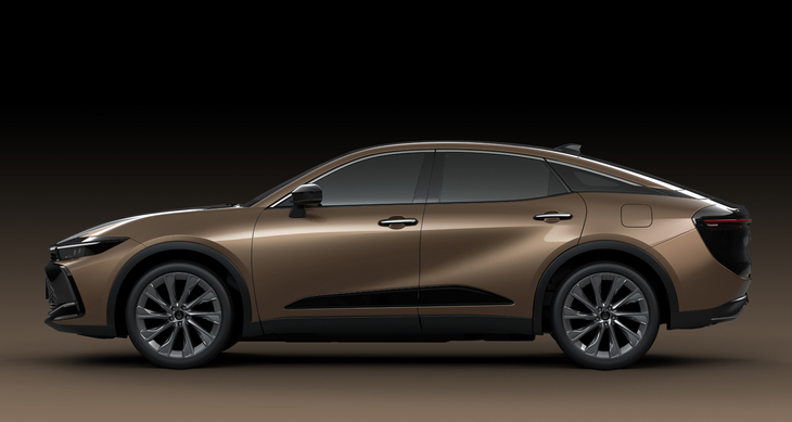 「クラウン クロスオーバー」のサイドビュー。ボディーサイズは全長×全幅×全高=4930×1840×1540mmで、ホイールベースは2850mm。流麗なルーフラインやホイールハウス周辺のアーチモールなどが目を引く。