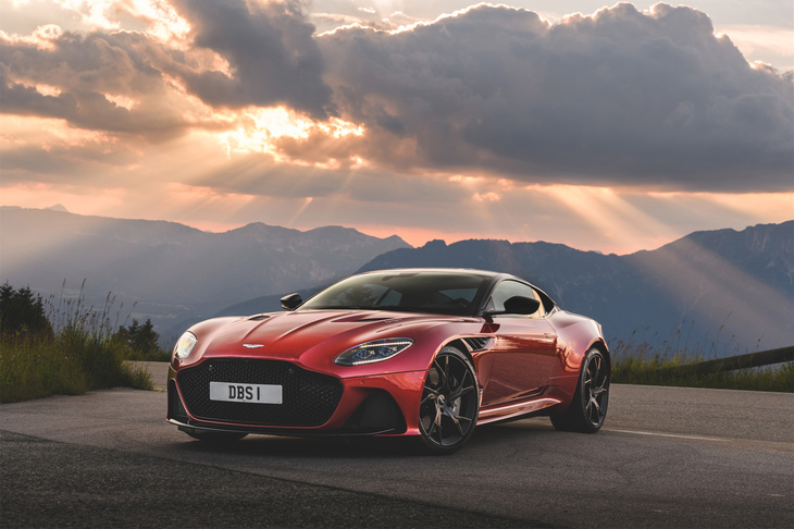 超大型グリルを採用し、「DB11」とは印象の異なる、迫力の増したフロントフェイスとなった。