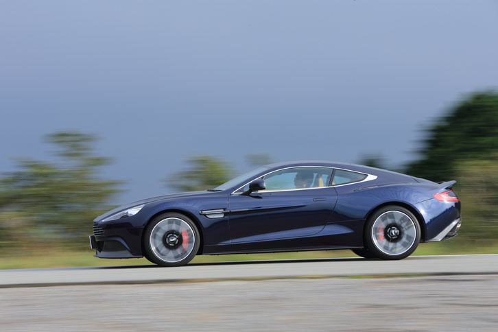 2015年モデルで実施されたマイナーチェンジは足まわりにも及ぶ。引き上げられた動力性能に対応するするために、ショックアブソーバーが前年比で前が15%、後ろが35%強化された。