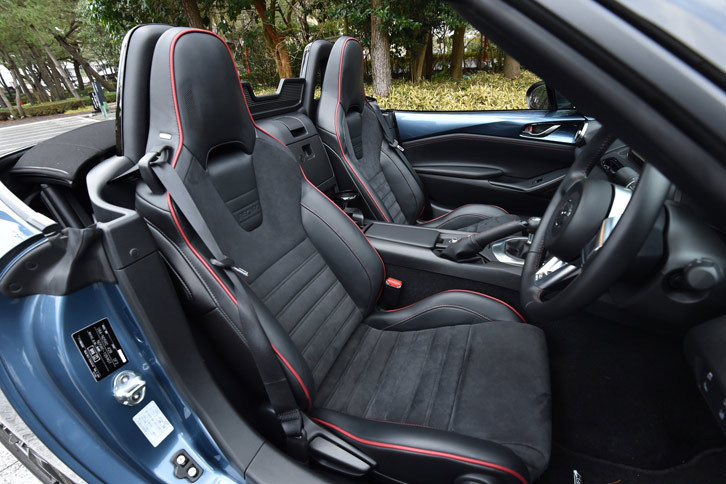 「RS」にはシートヒーターを備えたレカロ製のスポーツシートが装備される。