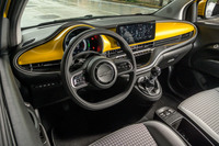 インテリアの設計は基本的にBEVの「500e」と共通。センタークラスターからボタン式のシフトセレクターが廃され、代わりにMTのシフトノブが設置された程度だ。