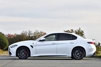 ボディーパネルはフロントフェンダーとドアパネルにアルミを、ボンネットとルーフパネルにカーボンを用いている。