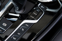 センターコンソールには「SPORT」「COMFORT」「ECO PRO」というドライブモードの選択スイッチに加え、電動パワートレインの制御を切り替える「eDRIVE」のボタンが備わる。